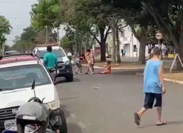 Imagem de compartilhamento para o artigo TIROS EM CHAPADÃO DO SUL: briga generalizada na Av. Goiás e menor detido por tentativa de homicídio da MS Todo dia